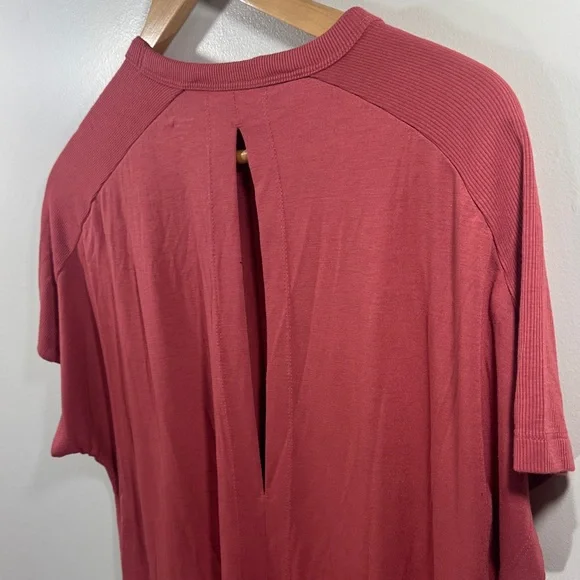 Old Navy Active Woman's Ultralite Go-Dry Maroon Red Open Back Workout Tee XS - Picture 8 of 8